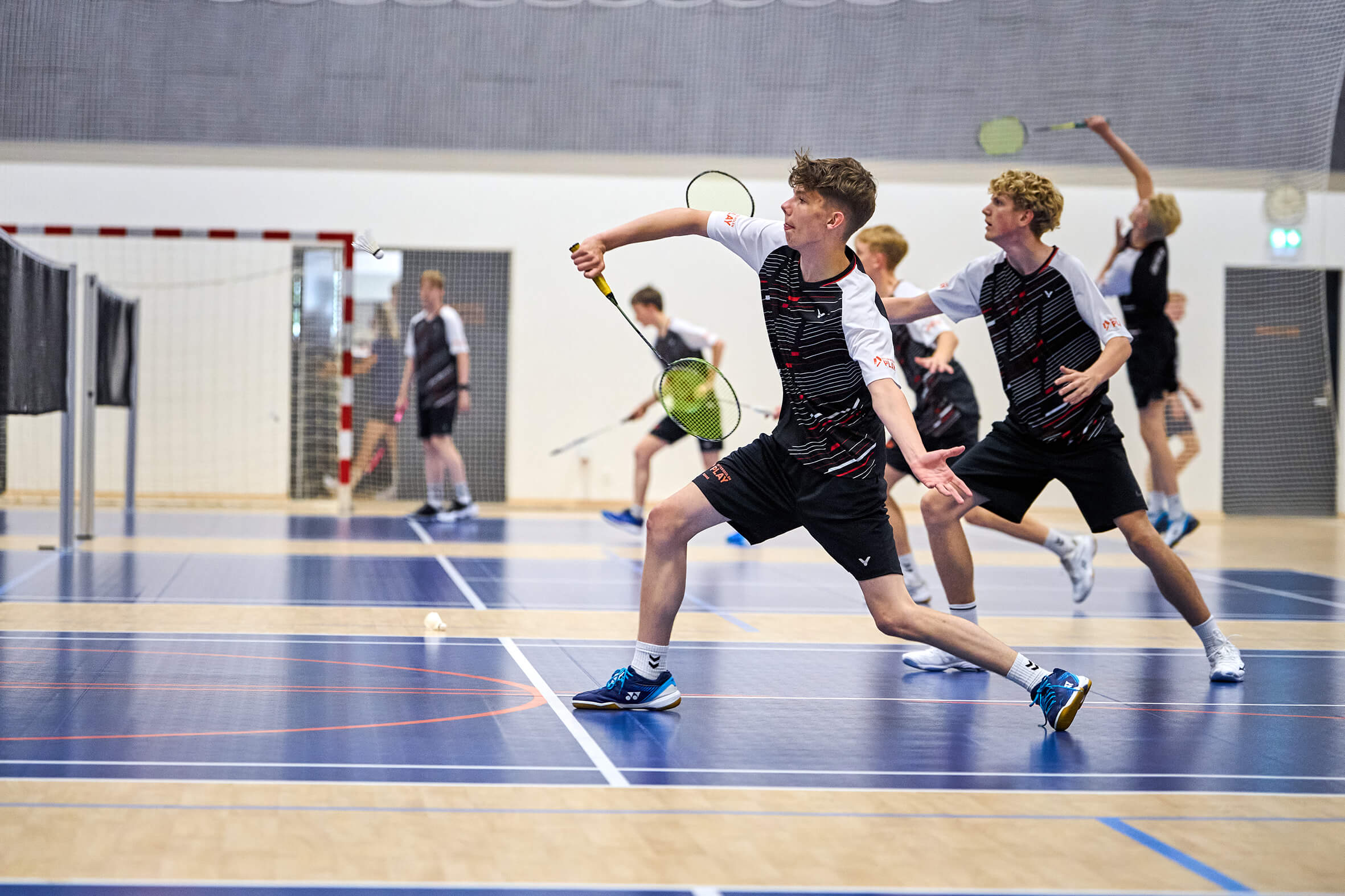 Elev spiller badminton på Efterskolen PLAY