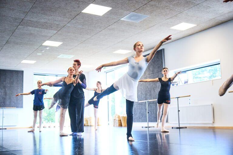 Elev danser ballet i dansesalen på Efterskolen PLAY
