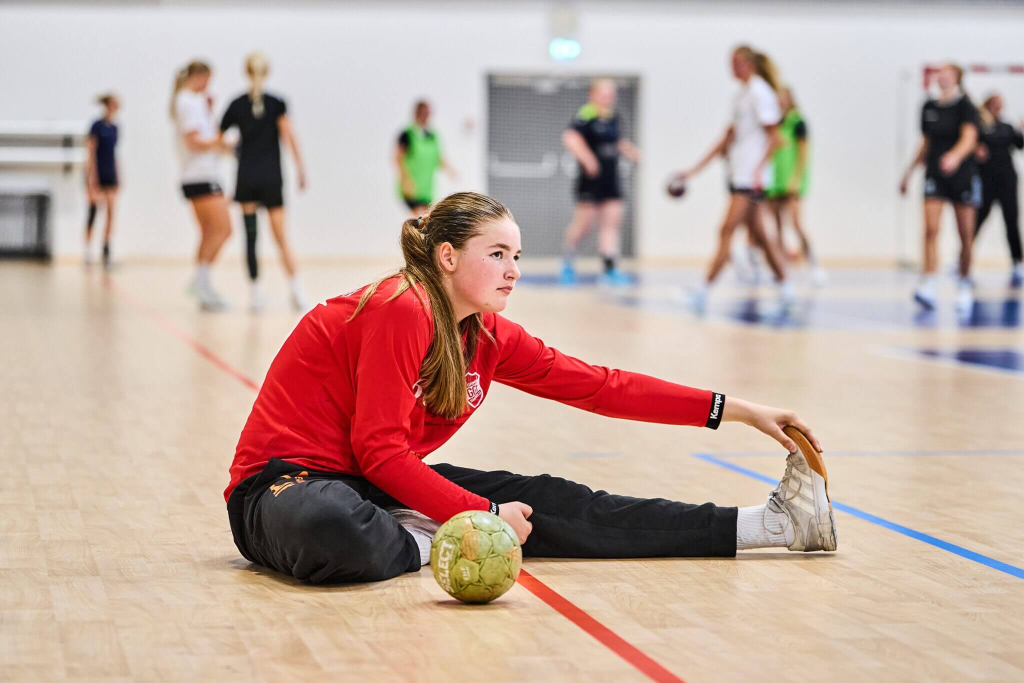Spiller laver opvarmning før håndboldtræning på Efterskolen PLAY