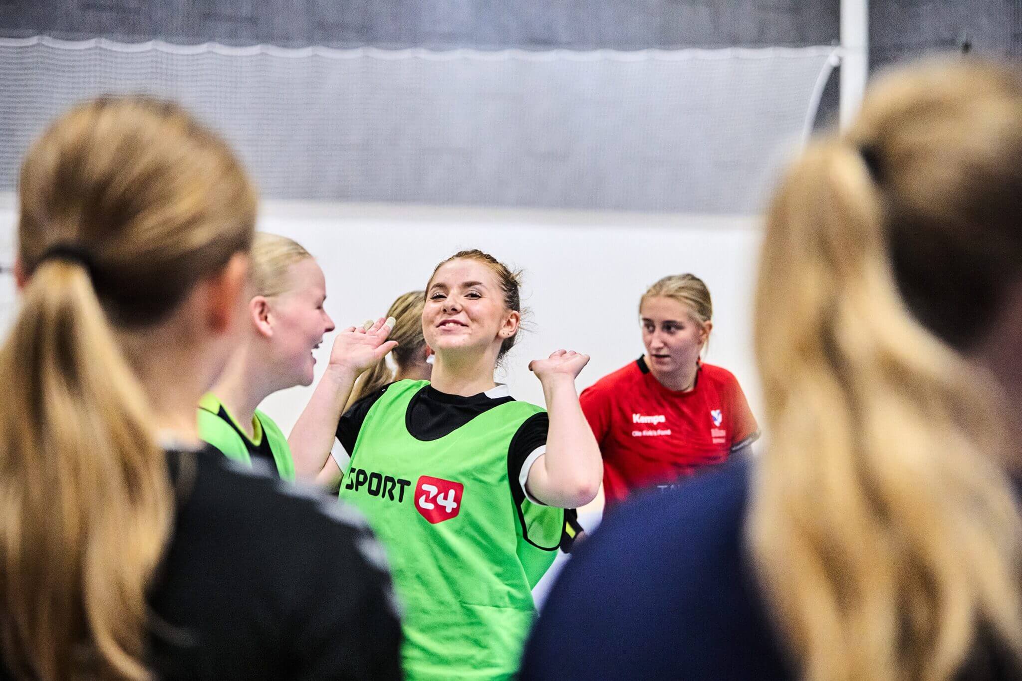 Pigespillere fejrer scoring i håndboldkamp