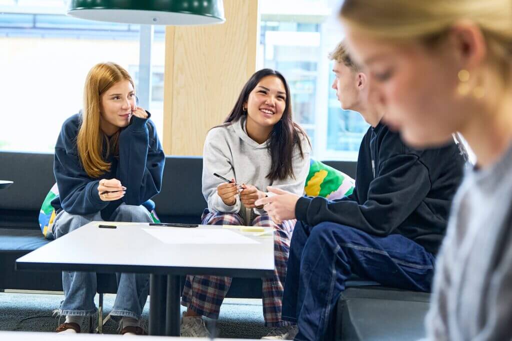 Elever i undervisning på Efterskolen PLAY